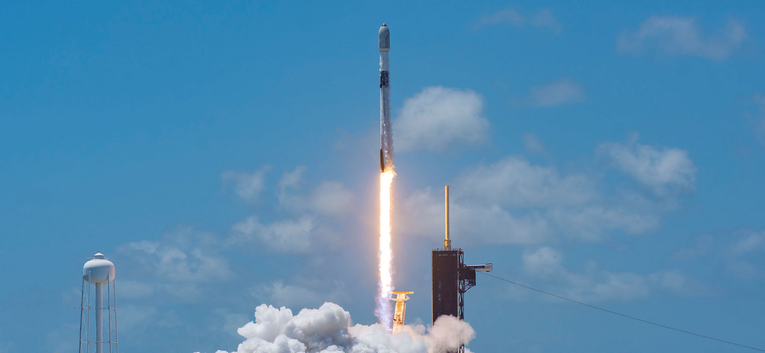 https://www.spacex.com/static/images/backgrounds-2022/sl4-19/post-launch/Launches_Desktop.jpg